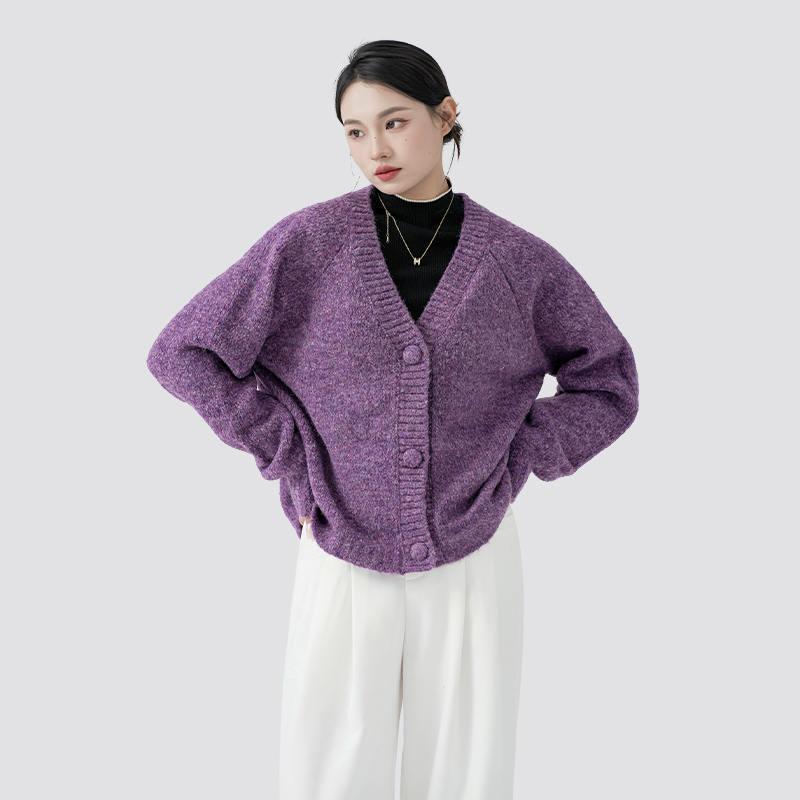 O fascínio atemporal do cardigã roxo romântico: uma fusão de elegância, emoção e estilo moderno