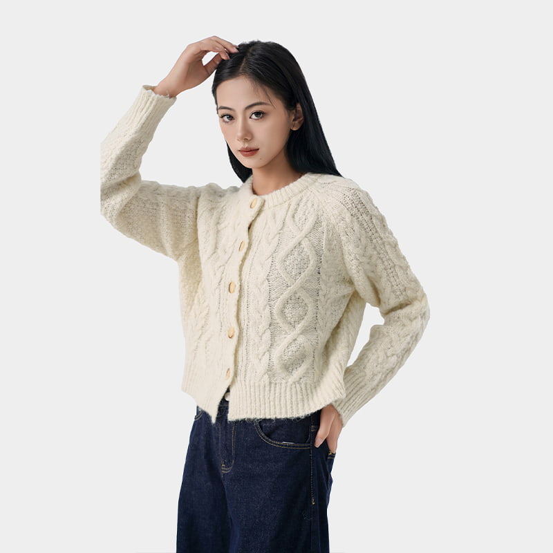 Como os cardigans de malha podem complementar diferentes roupas ou tipos de corpo?