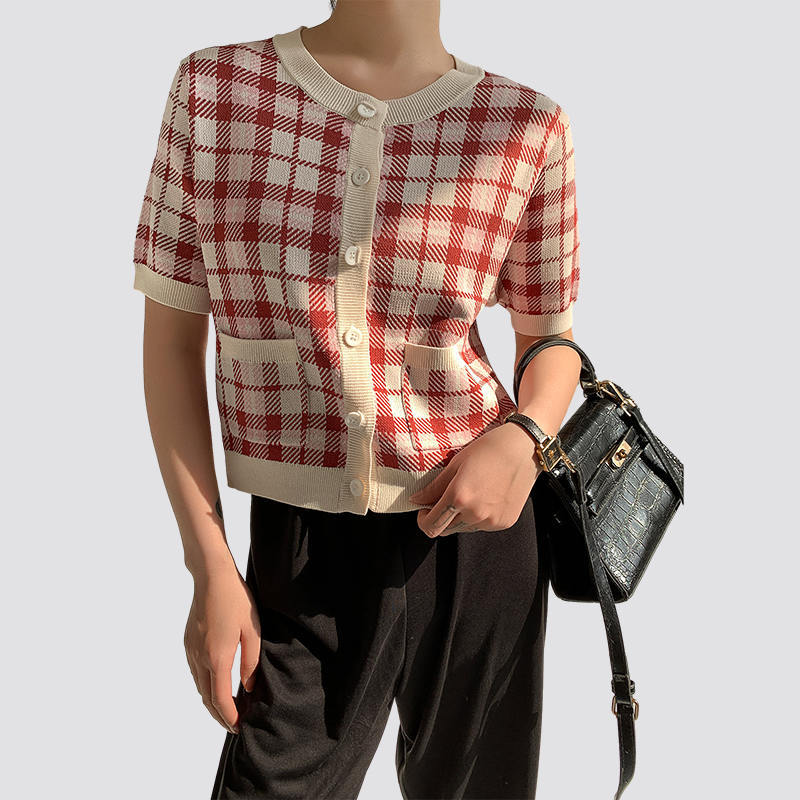 Como um cardigã feminino de malha xadrez vermelho e branco de manga curta pode ser confortável e moderno?